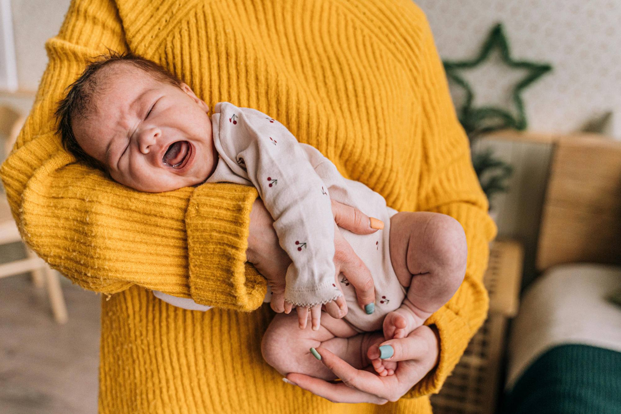 Nouveau-né paisiblement endormi, douceur du post-partum