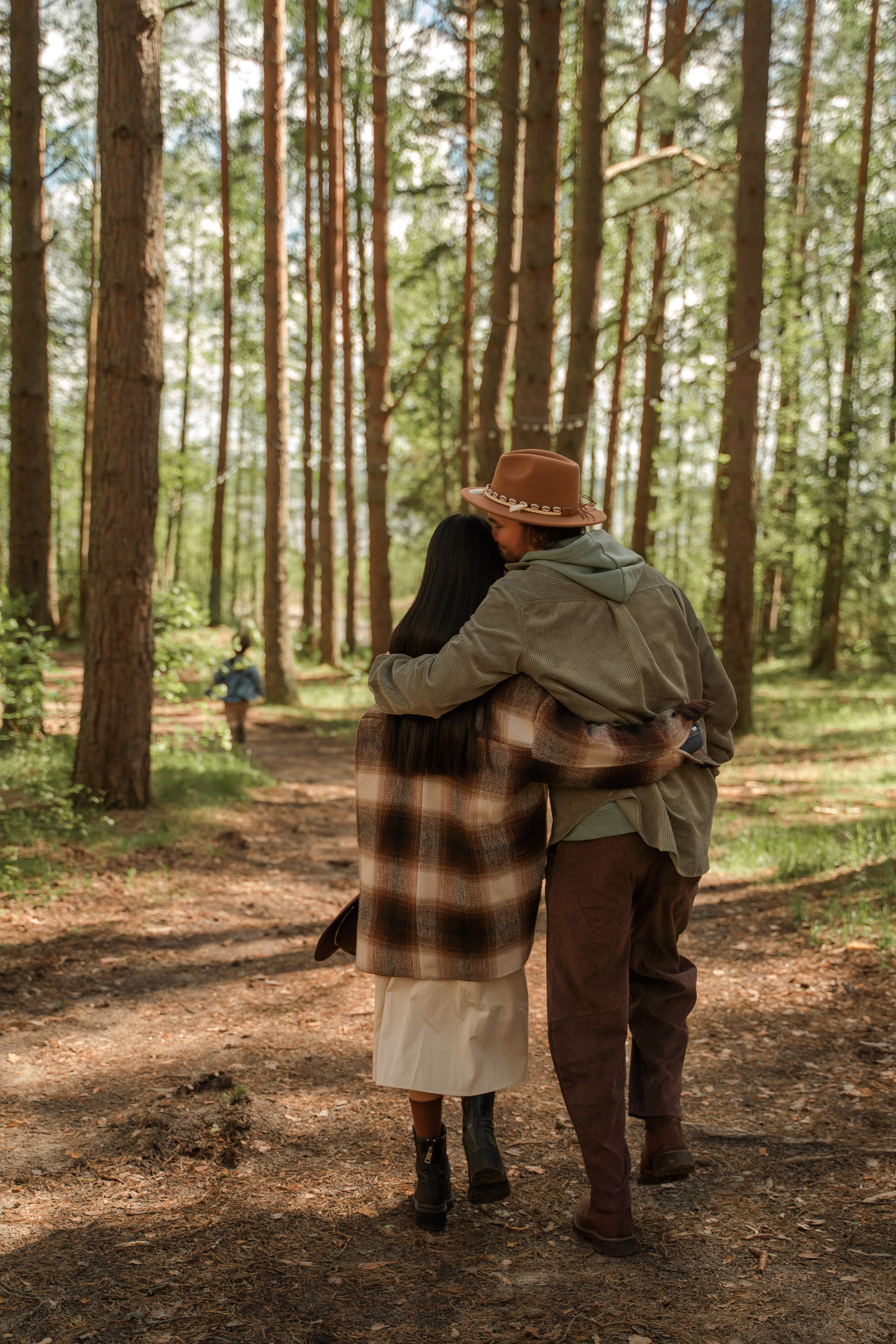 Couple complice en pleine nature, désir d'enfant