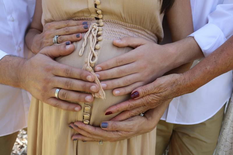 Femme enceinte tenant son ventre arrondi