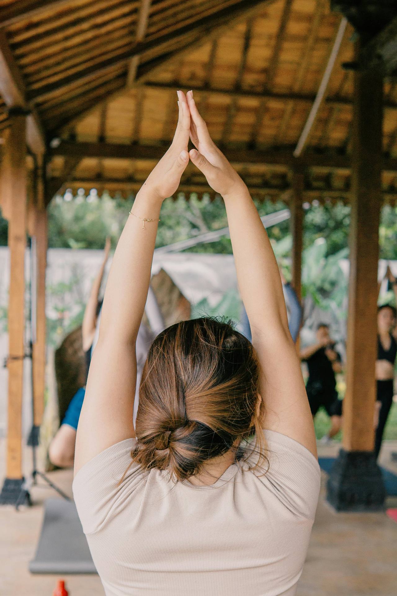 Cours de yoga prénatal en groupe, futures mamans réunies