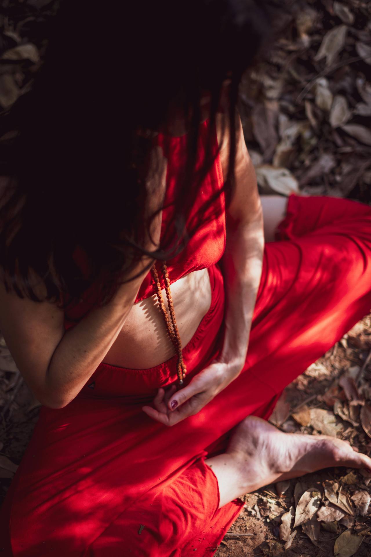 Femme enceinte en posture de yoga prénatal